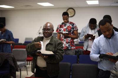 Faisant la lecture de la bible pendant le culte